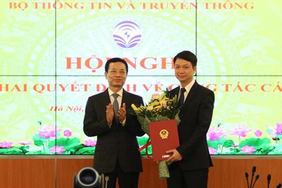 Bộ trưởng Nguyễn Mạnh Hùng trao quyết định cho ông Trần Duy Ninh