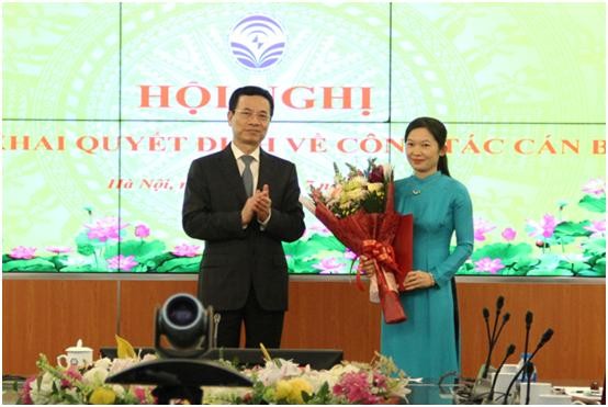 Bộ trưởng Nguyễn Mạnh Hùng trao quyết định cho cho bà Phạm Thị Phương Chi. ảnh MIC