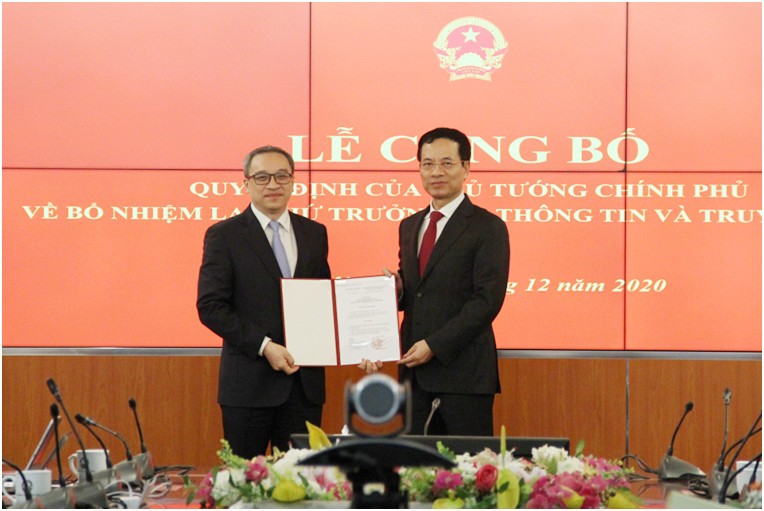 Thừa ủy quyền của Thủ tướng Chính phủ, Bộ trưởng Nguyễn Mạnh Hùng trao quyết định tái bổ nhiệm cho Thứ trưởng Phan Tâm. Ảnh MIC