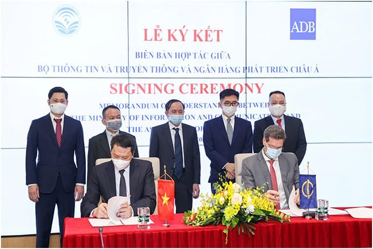 Thứ trưởng Nguyễn Huy Dũng và đại diện ngân hàng ADB ký biên bản hợp tác.