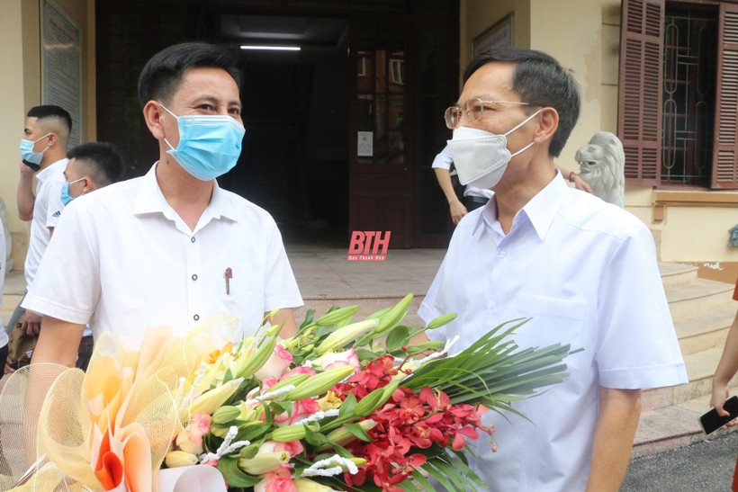  Phó Chủ tịch UBND tỉnh Thanh Hóa Đầu Thanh Tùng tặng hoa cho trưởng đoàn 