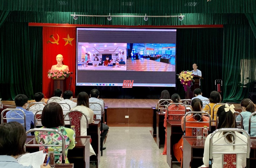  Thầy thuốc nhân dân Lê Văn Sĩ, Bí thư Đảng ủy, Giám đốc Bệnh viện Đa khoa tỉnh Thanh Hóa phát biểu tại buổi lễ