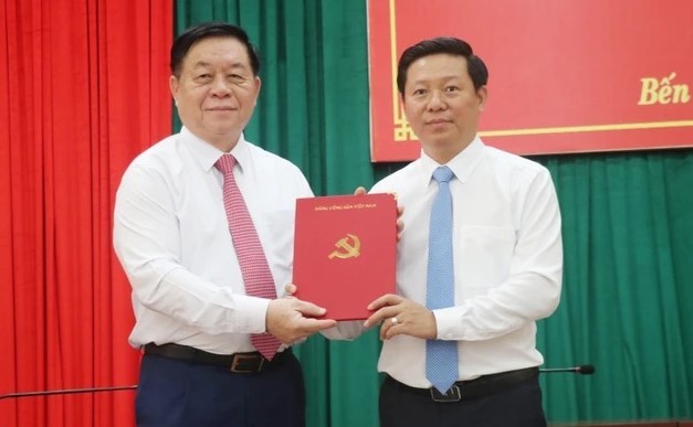 Trưởng Ban Tuyên giáo Trung ương Nguyễn Trọng Nghĩa (trái) trao quyết định cho ông Trần Thanh Lâm. Ảnh: Chương Đài/TTXVN.