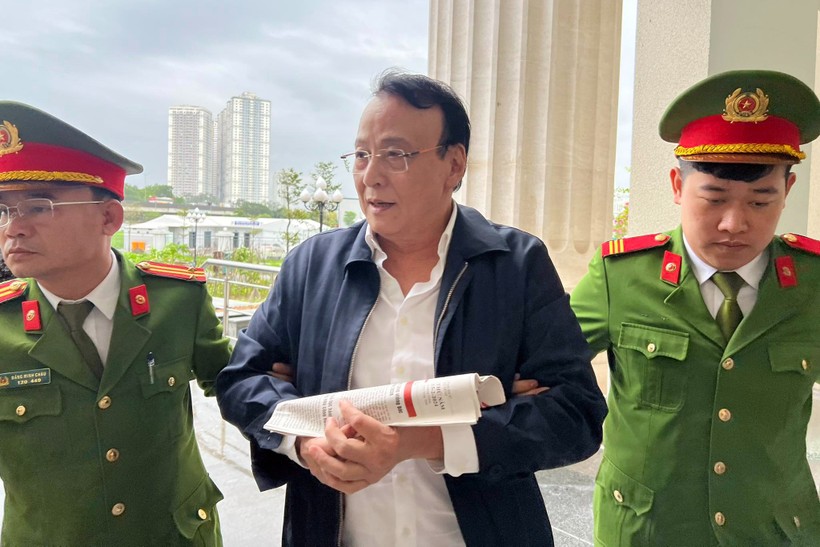 Bị cáo Đỗ Anh Dũng được cảnh sát dẫn giải đến tòa sáng 19/3. Ảnh: Hoàng Lam.