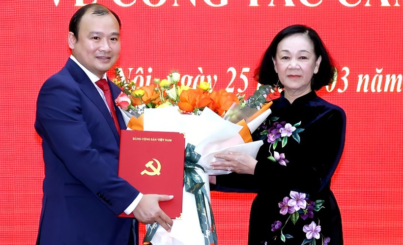 Thường trực Ban Bí thư, Trưởng ban Tổ chức Trung ương Trương Thị Mai trao quyết định bổ nhiệm cho ông Lê Hải Bình. Ảnh: TTXVN