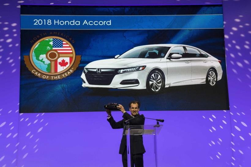 Ông Honda Henri Arcangeli, Phó Chủ tịch cấp cao của Honda thay mặt công ty lên nhận giải thưởng Xe Bắc Mỹ của năm 2018. (Ảnh: Honda)