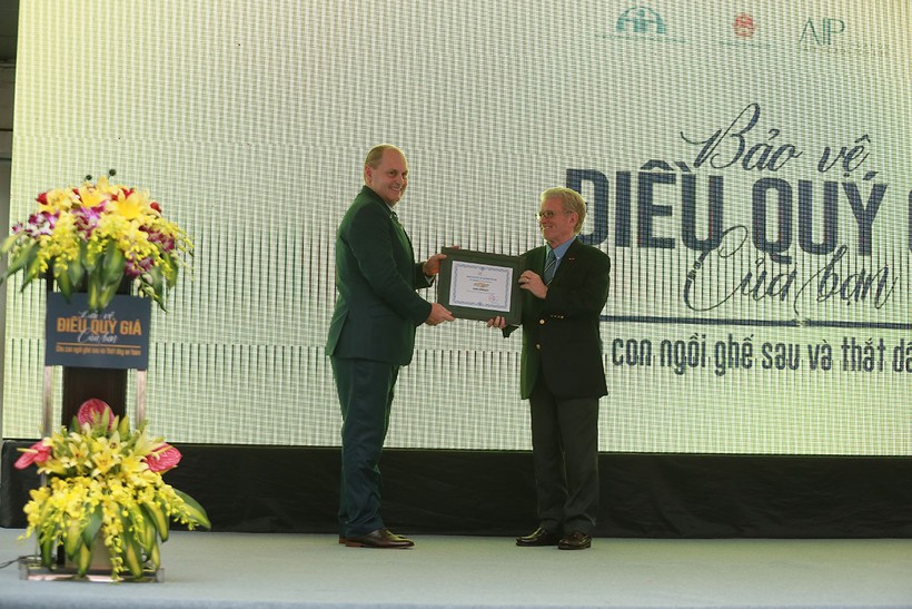 Ông Greig Craft - Chủ tịch Quỹ Phòng chống Thương Vong Châu Á trao giấy chứng nhận cho GM Việt Nam trong việc tham gia vào các hoạt động an toàn giao thông.