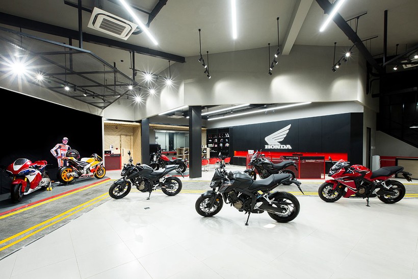 Cửa hàng Honda Moto chính hãng đầu tiên gồm 2 tầng bề thế với tổng diện tích xây dựng lên đến hơn 700 m2