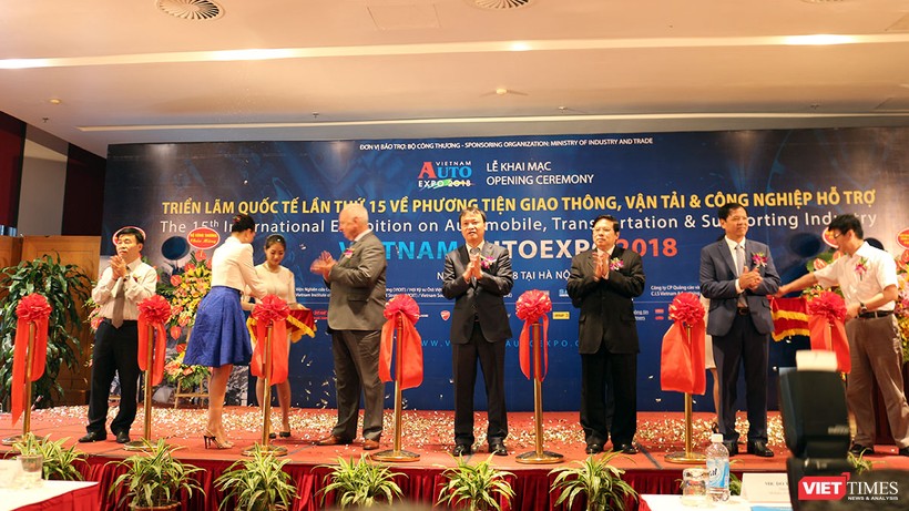 Đại diện các Bộ ngành cắt băng khai trương triển lãm Vietnam AutoExpo 2018. 