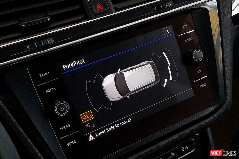 Bảng điều khiển trung tâm với hệ thống giải trí điều chỉnh trên màn hình cảm ứng cỡ lớn, cho phép người dùng có thể kết nối với các thiết bị ngoại vi qua cổng USB/AUX, Bluetooth... Tuy nhiên, xe không có camera lùi mà chỉ có cảm biến trang bị phía trước và sau xe.
