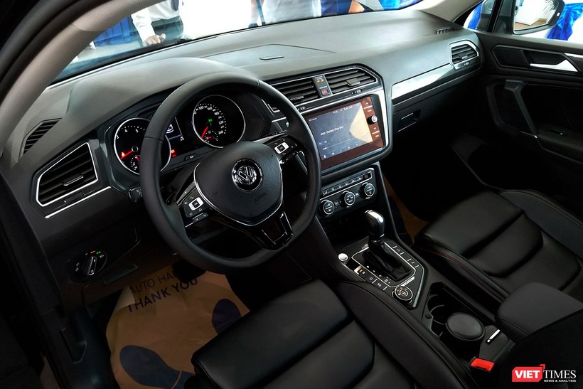 Bên trong, VW Tiguan Allspace 2018 vẫn được thiết kế theo phong cách đặc trưng của Volkswagen với tông màu nội thất chủ đạo là màu đen.