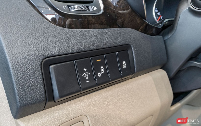 Hệ thống cảnh báo điểm mù là trang bị tiêu chuẩn trên tất cả các phiên bản của Kia Sedona 2018 do Thaco lắp ráp và phân phối.