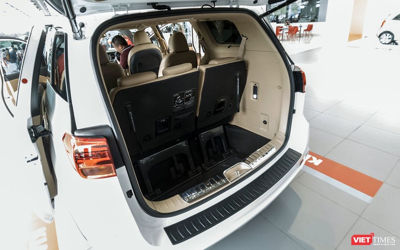 Khoang hành lý phía sau của Kia Sedona phiên bản mới có thể nói là rộng nhất hiện nay so với các dòng xe cùng phân khúc.