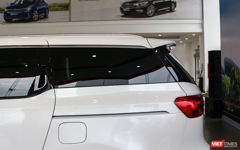 Phần đuôi xe của Kia Sedona 2018 phiên bản mới được thiết kế tinh tế với phần kính đen vuốt từ cửa hông tới kính cốp sau tạo cảm giác hài hòa và sang trọng.