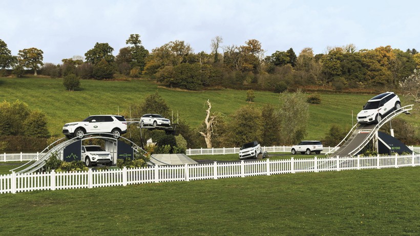 Hai khách hàng mua xe và thực hiện bài trải nghiệm địa hình tốt nhất sẽ có cơ hội khám phá New Zealand cùng Land Rover.