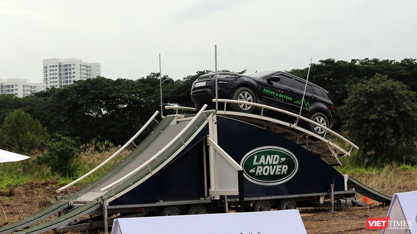 Chương trình trải nghiệm "Above & Beyond Tour" được Land Rover Việt Nam tổ chức xuyên suốt 5 ngày diễn ra triển lãm VMS 2018 (24-28/10/2018) 