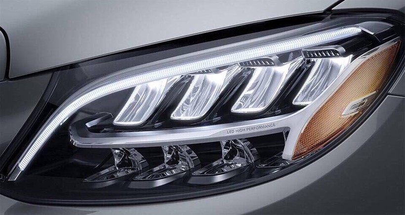 Cụm đèn chiếu sáng trước trên phiên bản Mercedes-Benz C200 2019