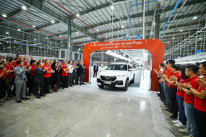 Chiếc ô tô Made in Việt Nam đầu tiên ra mắt sau 18 tháng thần tốc là nỗ lực đêm ngày của đội ngũ cán bộ nhân viên VinFast.