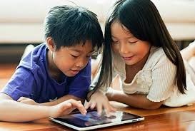 Không nên cho trẻ em tiếp xúc quá sớm với điện thoại thông minh và máy tính bảng. Ảnh: Tiền Phong