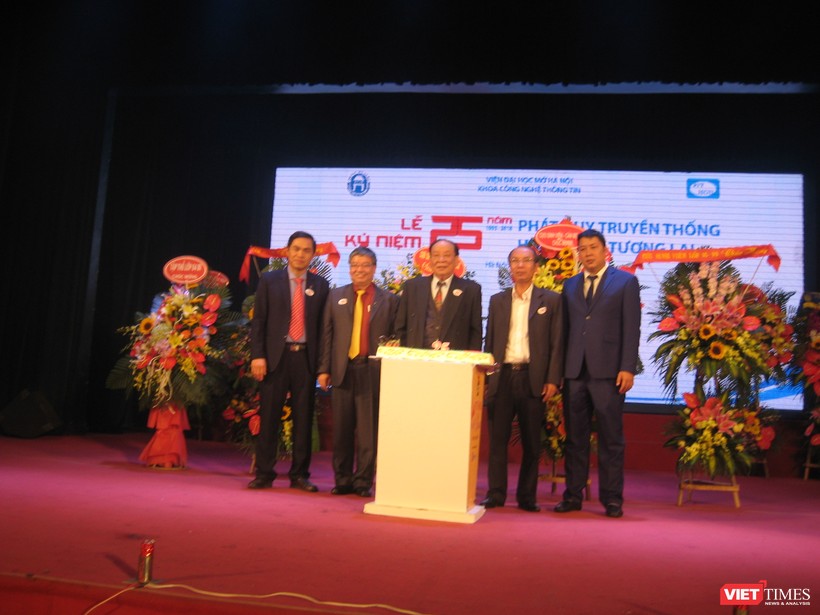 5 thế hệ lãnh đạo của Khoa CNTT Viện Đại học Mở Hà Nội. GS Thái Thanh Sơn (đứng giữa), trưởng khoa đầu tiên. TS Trương Tiến Tùng (bên trái), Viện trưởng Viện Đại học Mở Hà Nội