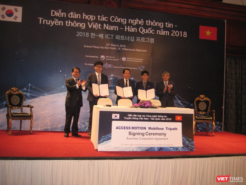 Bộ trưởng You Young Min và Thứ trưởng Nguyễn Minh Hồng chứng kiến sự ký kết hợp tác của Access Montion (Hàn Quốc) với 2 đối tác Việt Nam là Mobifone và Tripath