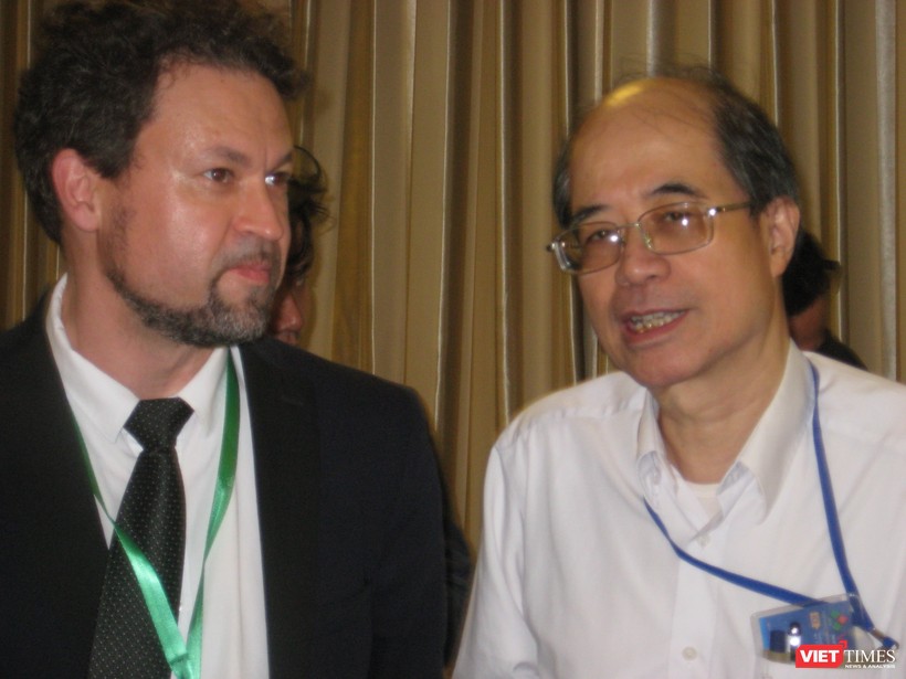 Ông Nguyễn Viện Hải - Phó viện trưởng Viện Nghiên cứu Công nghệ VINASA (bên phải) và ông Sergey Polyakov - trưởng đoàn doanh nghiệp CNTT của Nga tại Vietnam Expo 2018