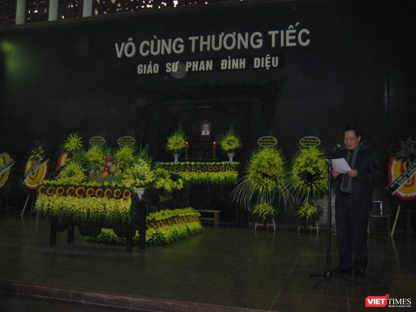 GS TS Nguyễn Hữu Đức - Phó Giám đốc Đại học Quốc gia Hà Nội đọc điếu văn tại lễ tang GS TS Phan Đình Diệu