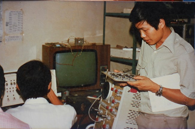 TS Nguyễn Chí Công (bên phải) người đã tham gia nghiên cứu chế tạo máy vi tính VT8x (ảnh: NVCC)