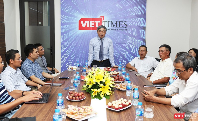 Ông Nguyễn Minh Hồng - Chủ tịch Hội Truyền thông số Việt Nam phát biểu với cán bộ, phóng viên, biên tập viên VietTimes