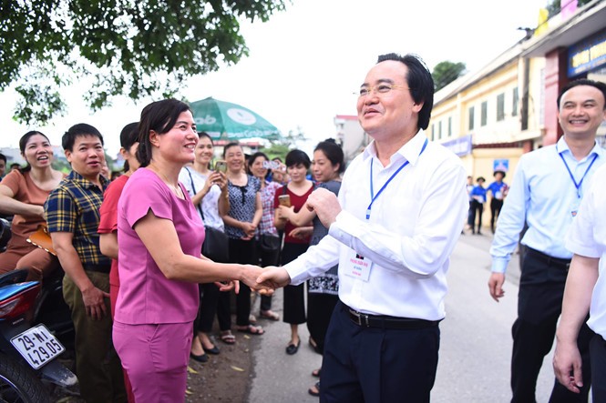 Bộ trưởng Bộ Giáo dục và Đào tạo Phùng Xuân Nhạ tại điểm thi ở Trường THPT Yên Viên