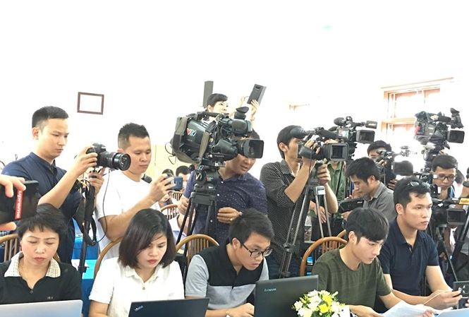 Rất đông báo chí đã dự cuộc họp báo trưa 23/7 về thanh tra kết quả thi THPT 2018 tại Sơn La. Ảnh: báo Tiền Phong
