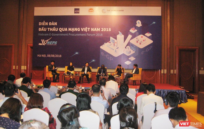 Giao lưu giữa các khách mời với đại biểu tham dự Diễn đàn Đấu thầu qua mạng Việt Nam 2018