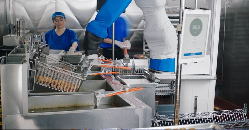 Walmart đang thử nghiệm robot chiên gà và khoai tây. Ảnh: Futurism.