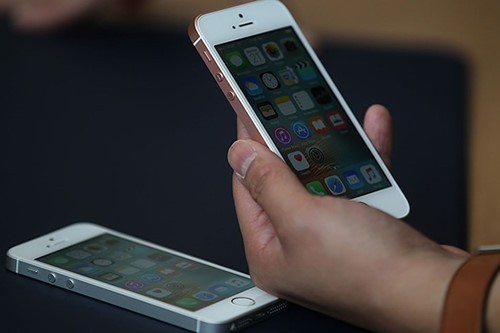 Apple sẽ tạo thêm phiên bản iPhone giá rẻ trong tương lai? Ảnh: AFP.
