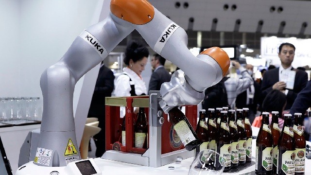 Robot đã có mặt trong ngành sản xuất đồ uống ở nhiều nước.