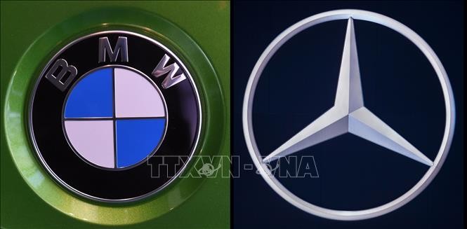  Logo của hai tập đoàn ô tô Đức BMW và Mercedes Daimler. Ảnh: AFP/TTXVN
