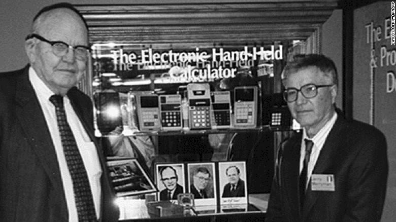  Jerry Merryman (phải) và Jack Kilby tại Bảo tàng Máy tính Mỹ ở Bozeman, bang Montana năm 1997.