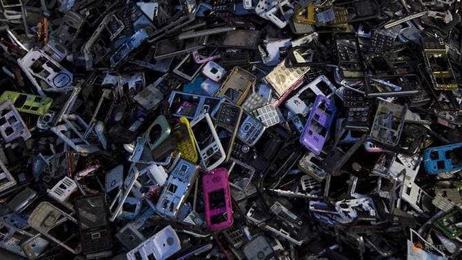 Điện thoại di động cũ bị vứt bỏ bên trong một xưởng ở thị trấn Guiyu, tỉnh Quảng Đông, Trung Quốc, ngày 10/6/2015. Ảnh: REUTERS