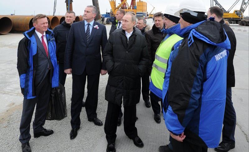 Tổng thống Nga Vladimir Putin (giữa) đến thị sát công trường xây dựng cầu nối qua Eo biển Kerch năm 2018. Ảnh: AP