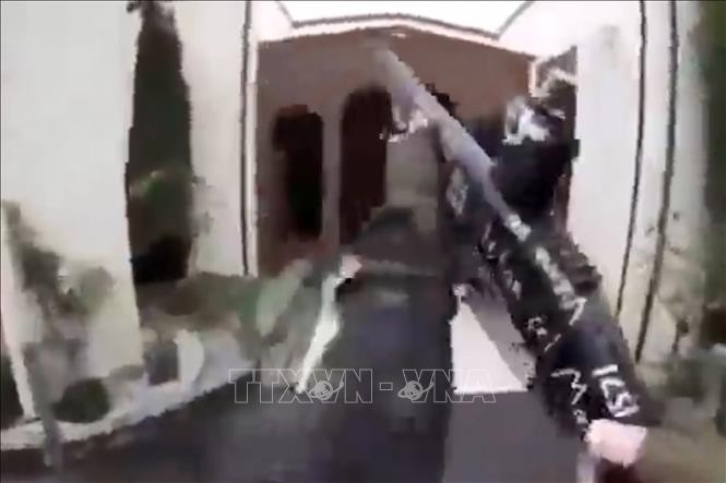 Hình ảnh trích trong video do nghi phạm liên quan đến hai vụ xả súng tại nhà thờ Hồi giáo ở Christchurch, New Zealand, tự phát lên mạng xã hội Facebook ngày 15/3/2019. Ảnh: AFP/TTXVN