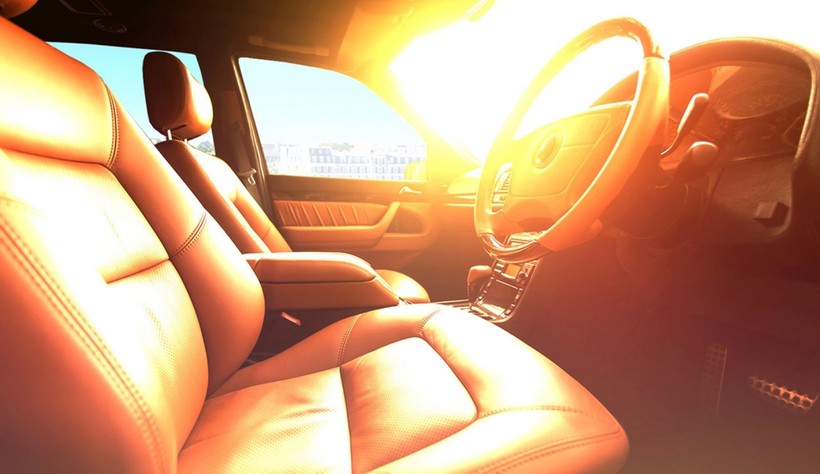 Nhiều ô tô phơi nắng ngoài trời, trong khoang xe có thể đạt nhiệt độ tới 60 - 70 độ C
