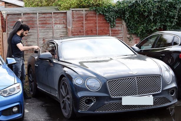 Mohamed Salah với chiếc Bentley Continental GT  mới
