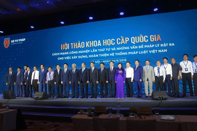 Thủ tướng Nguyễn Xuân Phúc và Phó Chủ tịch Quốc hội Uông Chu Lưu chụp ảnh kỷ niệm với các đại biểu tại hội thảo. Ảnh: báo Pháp luật Việt Nam