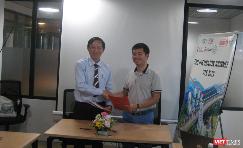 Ông Lý Đình Quân - Giám đốc Songhan Incubator (bên trái) và ông Phạm Tiến Dũng - giám đốc Không gian Sáng tạo Cogo (1 Thái Hà) ký kết hợp tác về hỗ trợ miễn phí địa điểm làm việc cho các startup