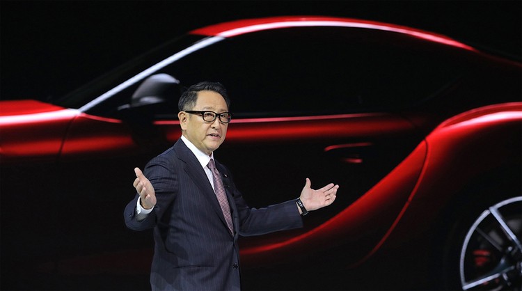 Chủ tịch Toyota, Akio Toyoda, đang phát biểu trước sinh viên Đại học Thanh Hoa, Bắc Kinh, hồi tháng 4. Ảnh: Reuters
