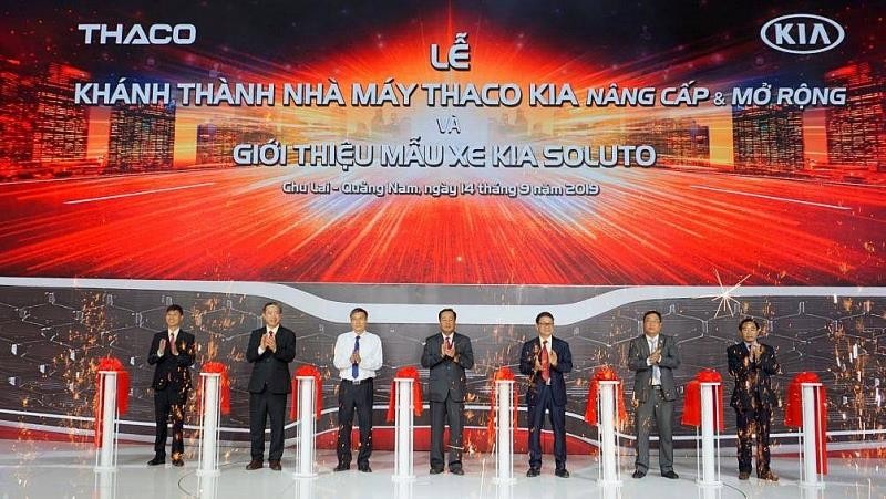 Chủ tịch HĐQT Thaco Trần Bá Dương (thứ ba từ trái) và ông Huỳnh Khánh Toàn - Phó Chủ tịch UBND tỉnh Quảng Nam (đứng giữa) cùng ban lãnh đạo Thaco cắt băng khánh thành nhà máy Thaco Kia nâng cấp mở rộng sáng 14/9/2019