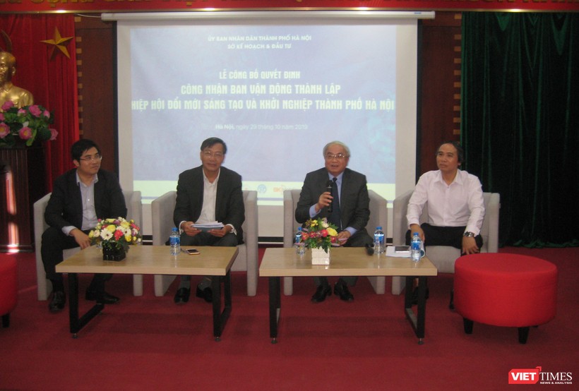 Nguyên Bộ trưởng Hoàng Văn Phong cùng các diễn giả trong phần giao lưu tại hội thảo