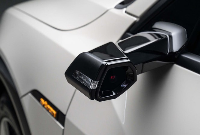 Gương chiếu hậu "camera" trên mẫu xe điện Audi e-tron. Ảnh: The Drive
