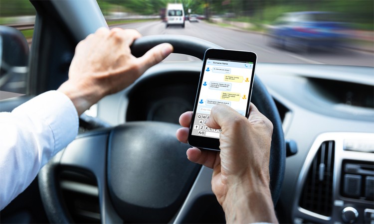 Sử dụng điện thoại di động khi đang lái xe là hành vi bị cấm. Ảnh: 123RF
