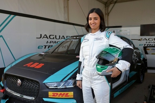 Reema Juffali bên chiếc xe đua.
